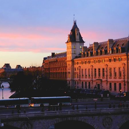 Two Bedroom Luxury Apartment - Balcony With View Of Notre Dame Paris Exterior photo