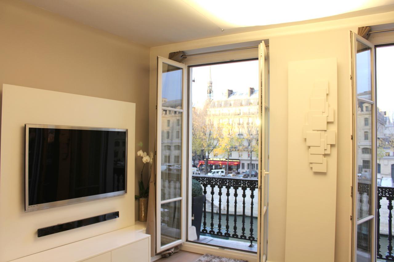 Two Bedroom Luxury Apartment - Balcony With View Of Notre Dame Paris Exterior photo