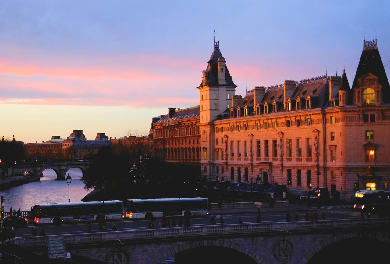 Two Bedroom Luxury Apartment - Balcony With View Of Notre Dame Paris Exterior photo