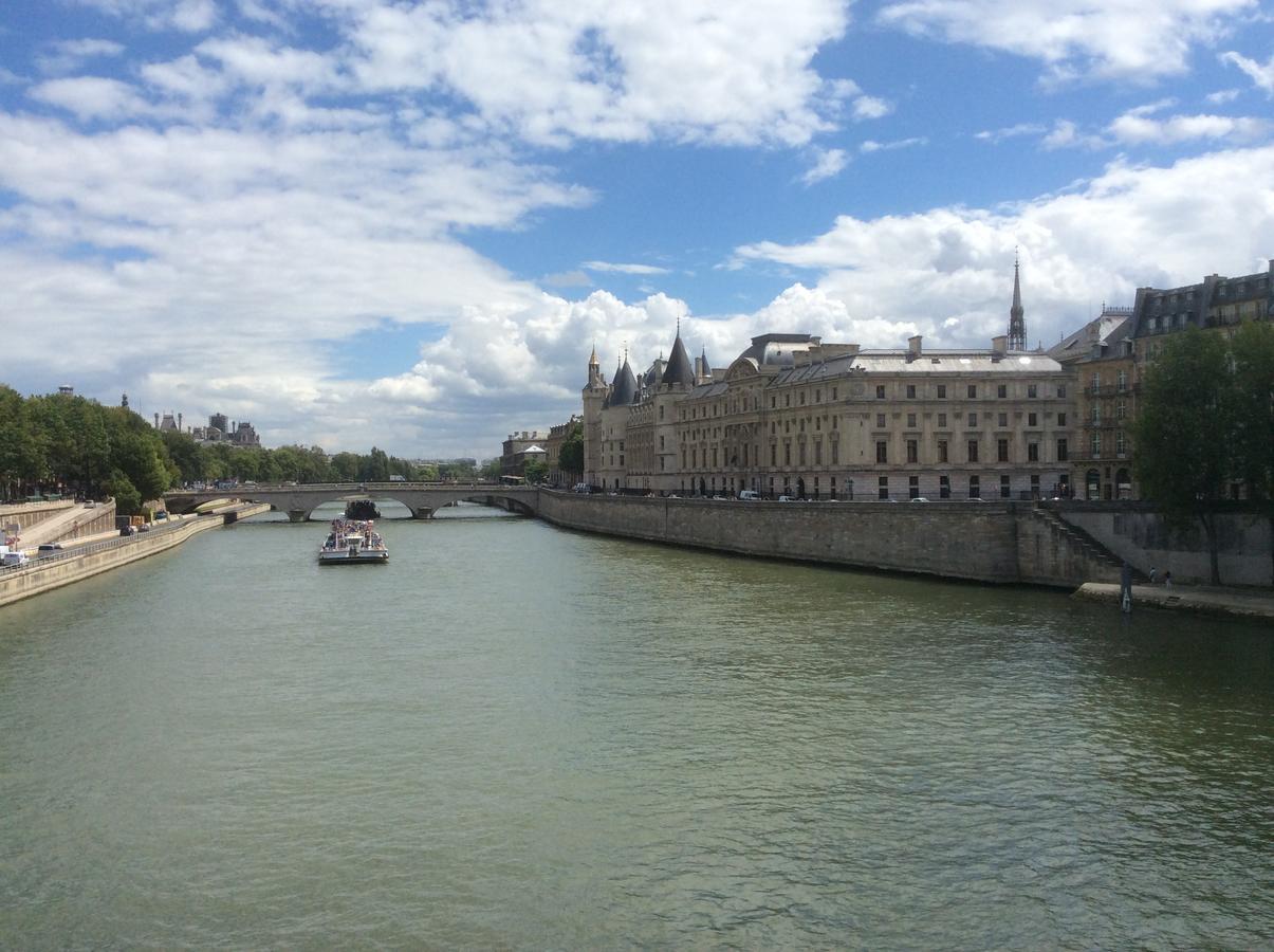 Two Bedroom Luxury Apartment - Balcony With View Of Notre Dame Paris Exterior photo