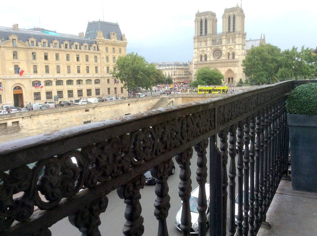 Two Bedroom Luxury Apartment - Balcony With View Of Notre Dame Paris Exterior photo
